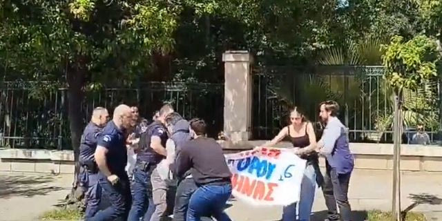 Ένταση ανάμεσα σε φοιτητές και αστυνομία έξω από το Μαξίμου