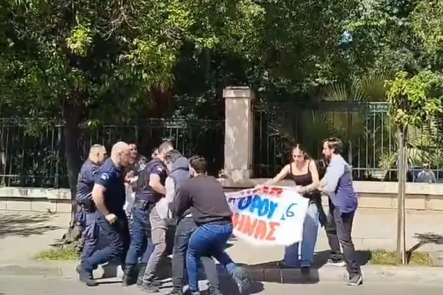 Ένταση ανάμεσα σε φοιτητές και αστυνομία έξω από το Μαξίμου