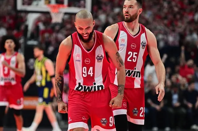 Ολυμπιακός – Φενέρμπαχτσε 79-61: Οι Πειραιώτες κατασπάραξαν την Πρωταθλήτρια και προκρίθηκαν στον τελικό