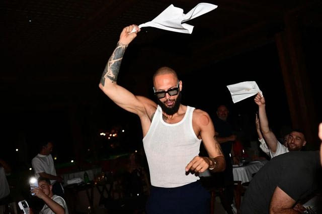 Το βίντεο από το γλέντι των παικτών του Ολυμπιακού – Χορός, τραγούδι και βουτιές σε πισίνα