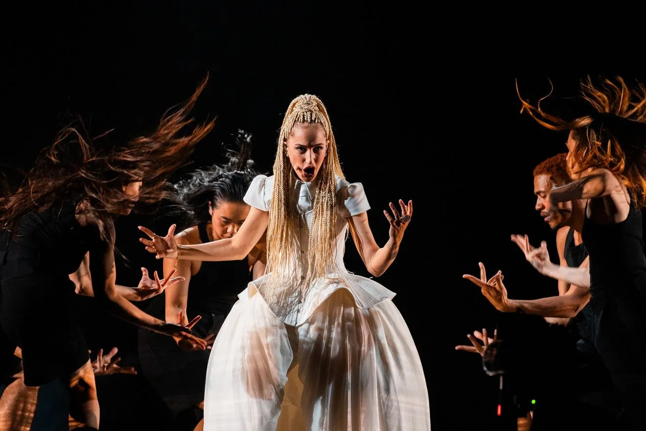 Η Monroe εκπροσωπεί τη Γαλλία στη Eurovision 2026 με το τραγούδι "Regarde"