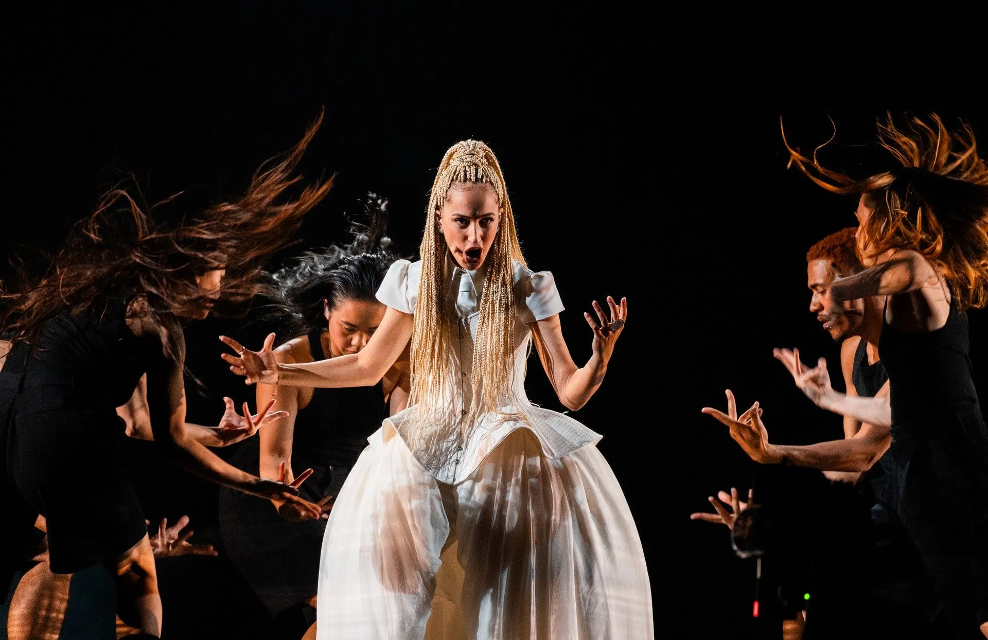 Η Monroe εκπροσωπεί τη Γαλλία στη Eurovision 2026 με το τραγούδι "Regarde"