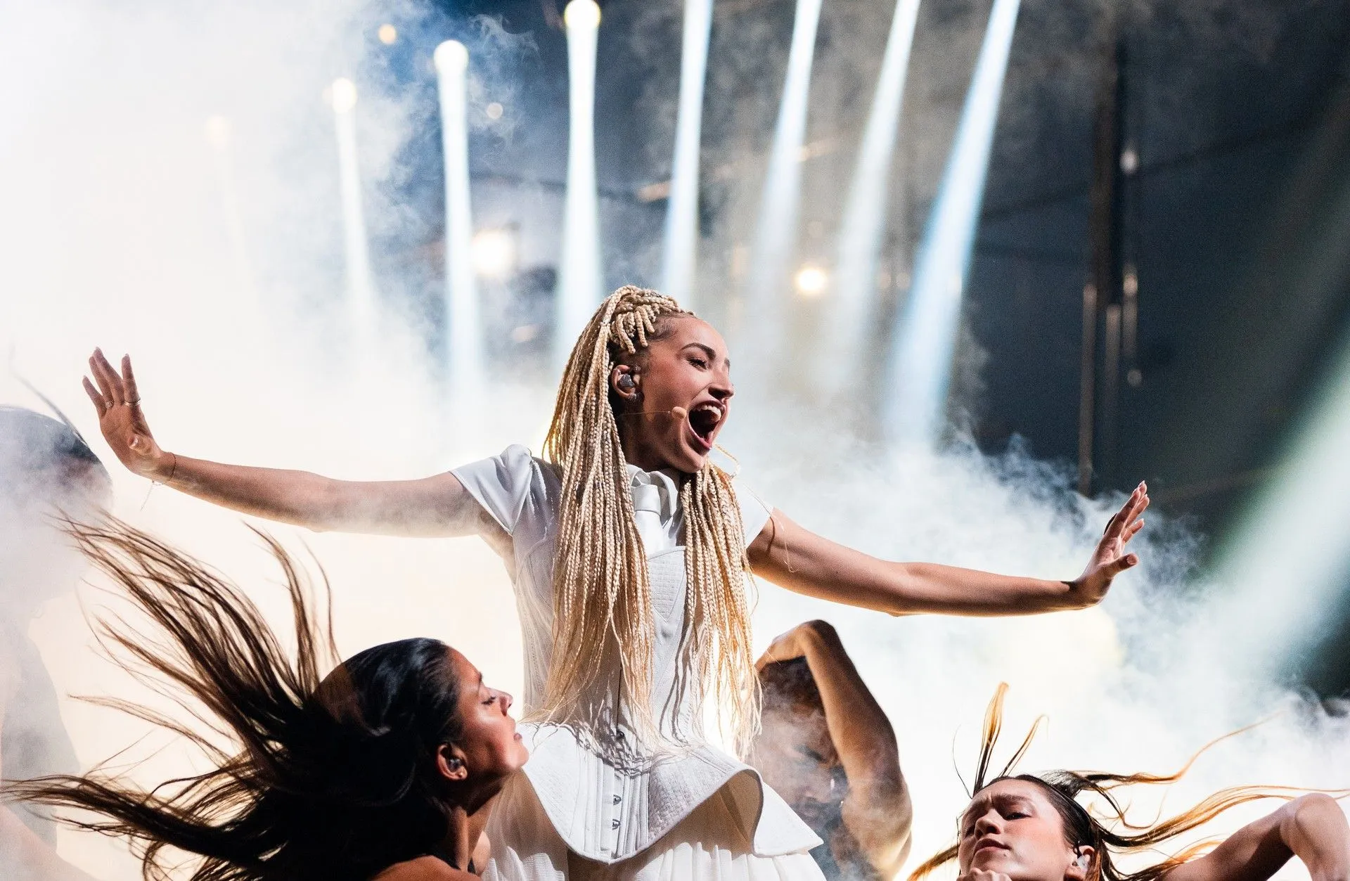 Η Monroe εκπροσωπεί τη Γαλλία στη Eurovision 2026 με το τραγούδι "Regarde"