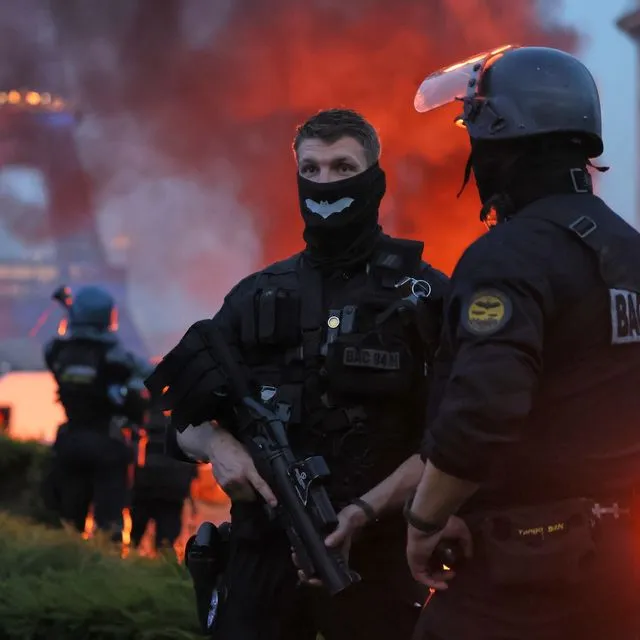 Γαλλία: Ενας νεκρός, 200 τραυματίες και 780 συλλήψεις στα επεισόδια μετά τη νίκη της Παρί