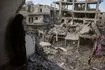 Κάτοικοι της Γάζας στα ερείπια σπιιτού που χτυπήθηκε από ισραηλινό drone