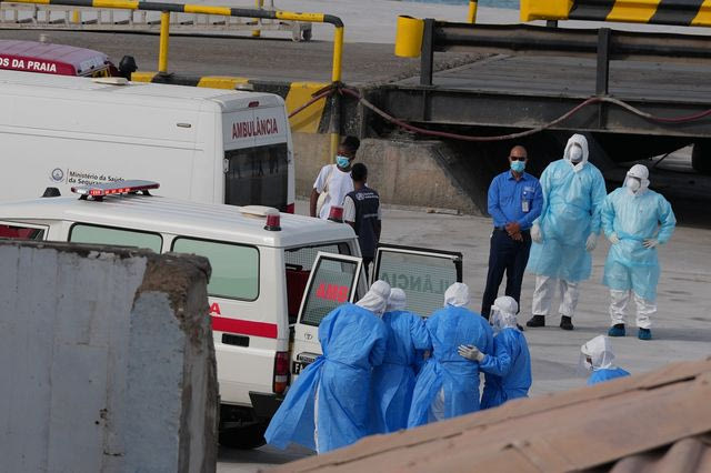 Χανταϊός: Δεκάδες επιβάτες αποβιβάστηκαν χωρίς ιχνηλάτηση – Σε επιφυλακή για νέα κρούσματα ο ΠΟΥ