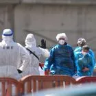 Επιβάτες αποβιβάζονται από το κρουαζιερόπλοιο MV Hondius με τα κρούσματα χανταϊού στην Τενερίφη