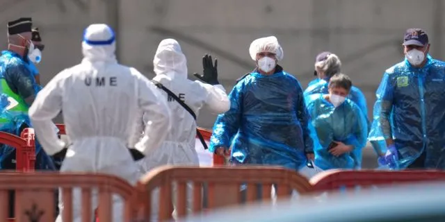 Επιβάτες αποβιβάζονται από το κρουαζιερόπλοιο MV Hondius με τα κρούσματα χανταϊού στην Τενερίφη