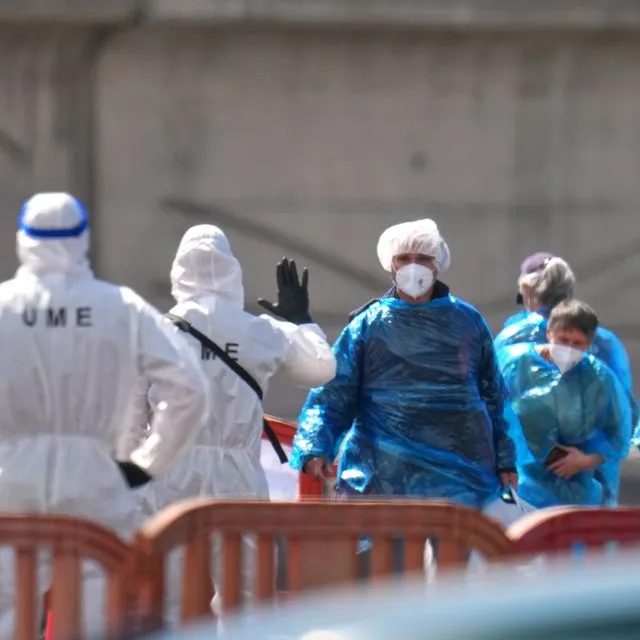 Επιβάτες αποβιβάζονται από το κρουαζιερόπλοιο MV Hondius με τα κρούσματα χανταϊού στην Τενερίφη