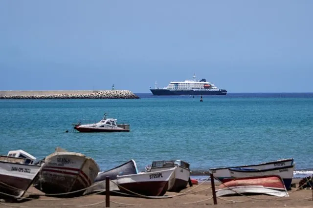 Ώρες αγωνίας για το κρουαζιερόπλοιο με χανταϊό – Απομακρύνθηκαν τρεις ασθενείς