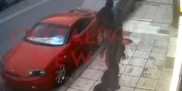 Ηράκλειο: “Έφαγαν” πόρτα σε μπαρ – Γύρισαν με πιστόλι και μαχαίρι και τραυμάτισαν εργαζόμενο