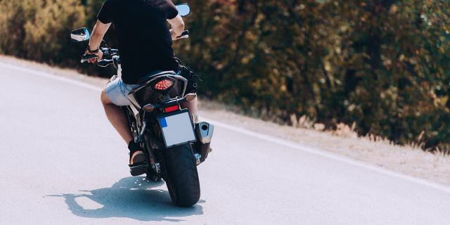 Οδηγός μηχανής πετούσε πέτρες σε γυναίκες σε Κηφισιά και Νέα Ερυθραία