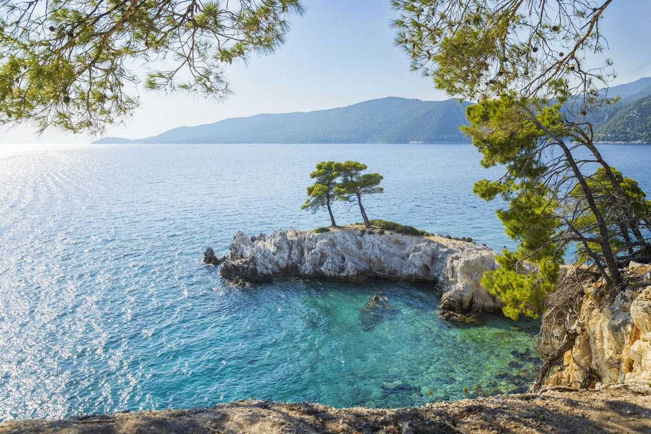 Σκόπελος: Διακοπές στο νησί των γαλαζοπράσινων ονείρων