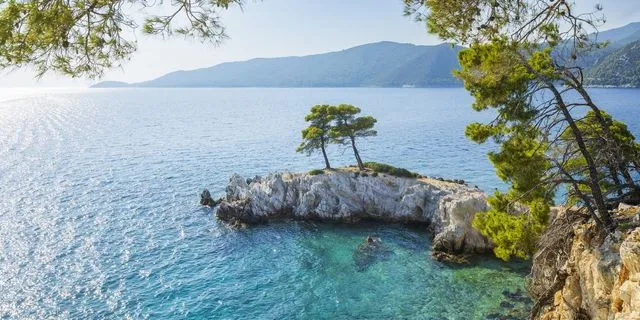 Σκόπελος: Διακοπές στο νησί των γαλαζοπράσινων ονείρων