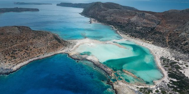 “Απάτητες Παραλίες” Κρήτης: Ο νέος νόμος και η σύγκρουση για τον τουρισμό