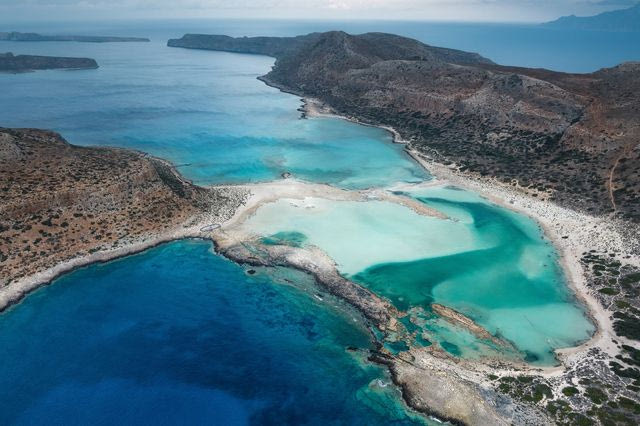 “Απάτητες Παραλίες” Κρήτης: Ο νέος νόμος και η σύγκρουση για τον τουρισμό
