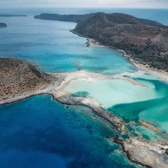 “Απάτητες Παραλίες” Κρήτης: Ο νέος νόμος και η σύγκρουση για τον τουρισμό