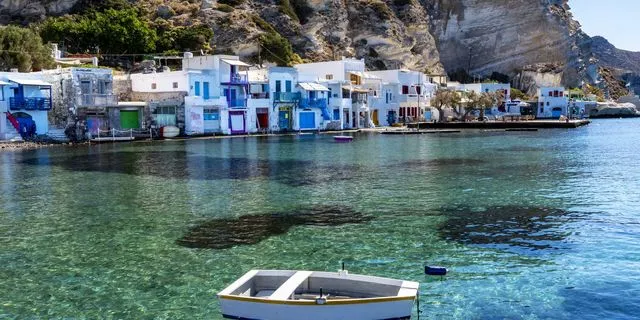 Στη Μήλο για τιρκουάζ νερά και τα σεληνιακά τοπία