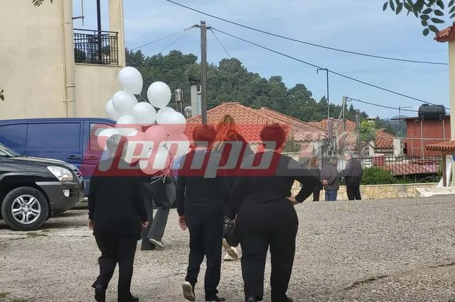Ηλεία: Με λευκά μπαλόνια αποχαιρετούν τον 13χρονο – Σε κλίμα οδύνης το τελευταίο αντίο