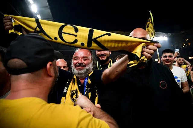 ΑΕΚ: Τα “έσπασε”  για το πρωτάθλημα ο Μάριος Ηλιόπουλος και αποθεώθηκε