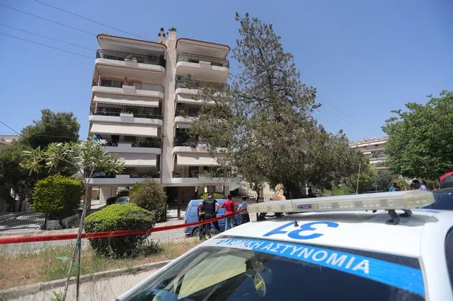 Ηλιούπολη: Δύο 17χρονες έπεσαν από ταράτσα πολυκατοικίας - Νεκρή η μία