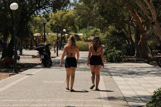 Καιρός: Τα 30αρια ήρθαν για να μείνουν – Πού θα βρέξει
