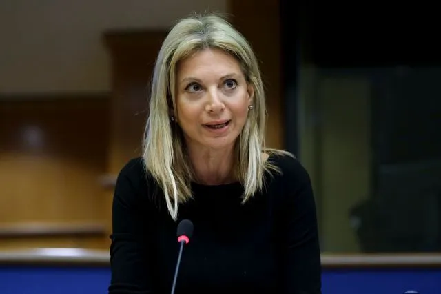 “Ρωσικό δάκτυλο” βλέπει η κυβέρνηση πίσω από το κόμμα Καρυστιανού