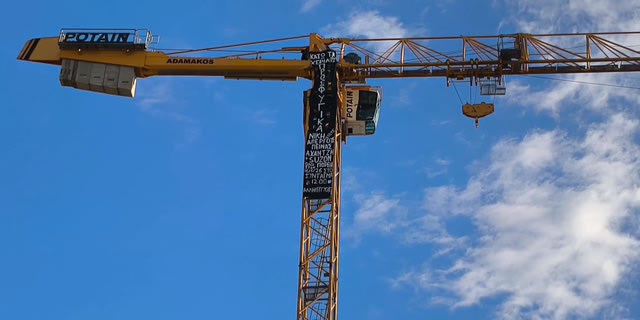 Κατάληψη γερανού στην Αλεξάνδρας από ακτιβιστές