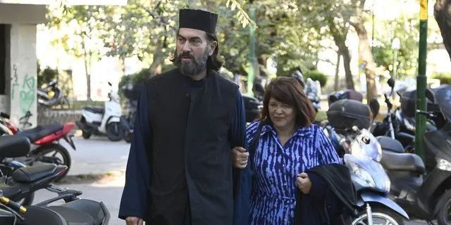 O πατήρ Αντώνιος και η πρεσβυτέρα
