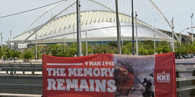ΚΚΕ: Πανό γύρω από το ΟΑΚΑ με μηνύματα εμπνευσμένα από Metallica