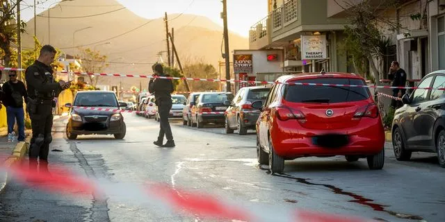 Ενέδρα θανάτου έστησε 54χρονος στην περιοχή Αμουδάρα στο Ηράκλειο της Κρήτης. 54χρονος πατέρας έκλεισε τον δρόμο με το αυτοκίνητο του σε 20χρονο οδηγό, τον κυνήγησε και τον πυροβόλισε, θεωρώντας τον υπεύθυνο για τον θάνατο του γιού του σε τροχαίo