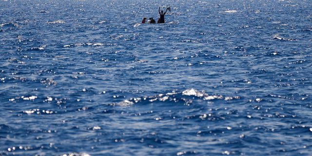Μετανάστες στη θάλασσα, έξω από τη Λαμπεντούζα