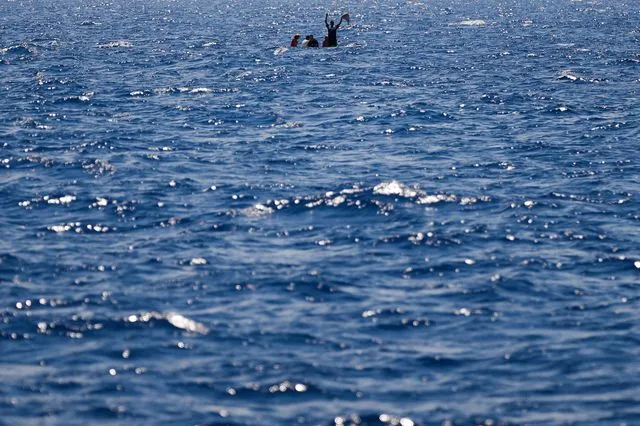 Μετανάστες στη θάλασσα, έξω από τη Λαμπεντούζα