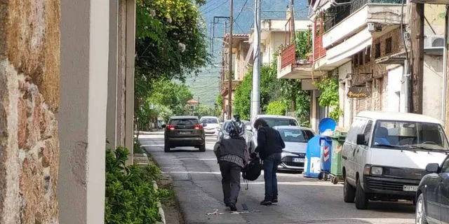 Ληστεία στην Τιθορέα: Η στιγμή της διαφυγής των δραστών – Τους έπεσαν χρήματα στον δρόμο