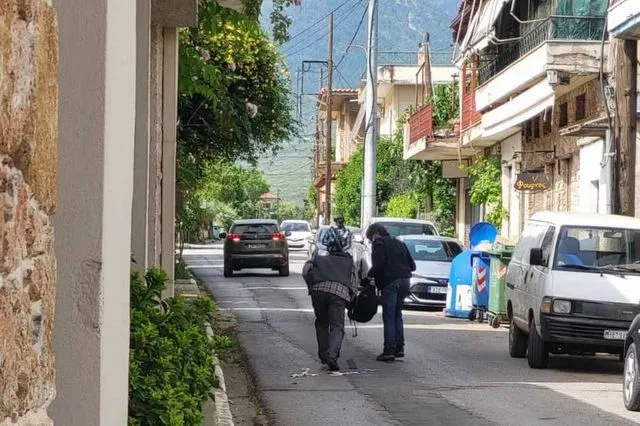 Ληστεία στην Τιθορέα: Η στιγμή της διαφυγής των δραστών – Τους έπεσαν χρήματα στον δρόμο