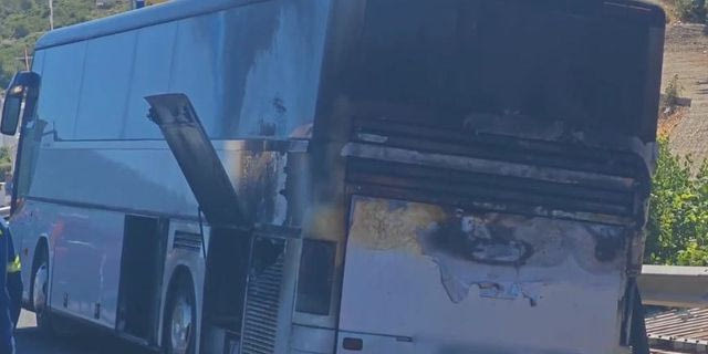 Φωτιά σε τουριστικό λεωφορείο στην Περιφερειακή Υμηττού – Προβλήματα στην κυκλοφορία