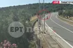 Τροχαίο στη Λέσβο: Η στιγμή που η μηχανή των νεαρών χτυπά στο κράσπεδο