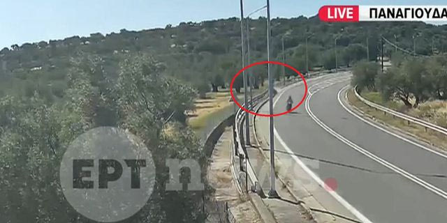Τροχαίο στη Λέσβο: Η στιγμή που η μηχανή των νεαρών χτυπά στο κράσπεδο
