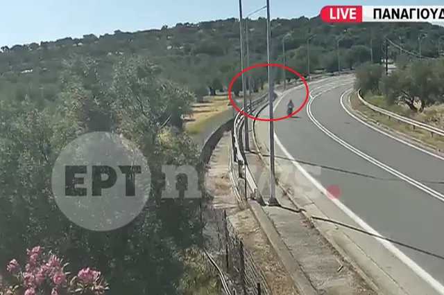 Τροχαίο στη Λέσβο: Η στιγμή που η μηχανή των νεαρών χτυπά στο κράσπεδο