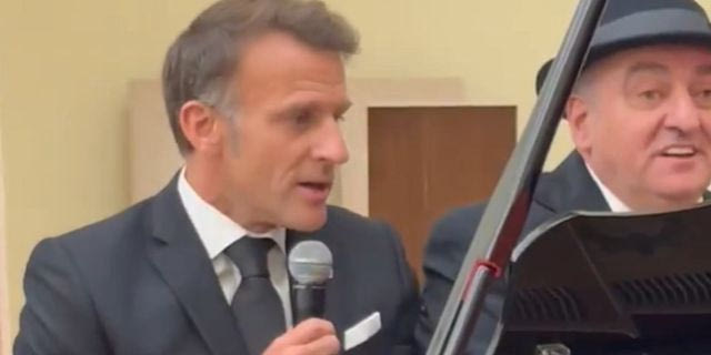 Ο Εμανουέλ Μακρόν τραγουδά με τον Αρμένιο πρωθυπουργό