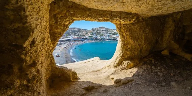 Μάταλα: Διακοπές στην Κρήτη με τα παιδιά των λουλουδιών