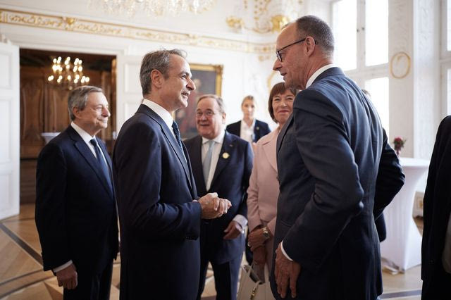 Εγκώμια Μερτς για την πορεία της Ελλάδας: “Παράδειγμα για την Ευρώπη”