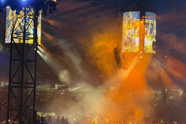 Στη σκηνή του ΟΑΚΑ οι Metallica – Σείεται το στάδιο