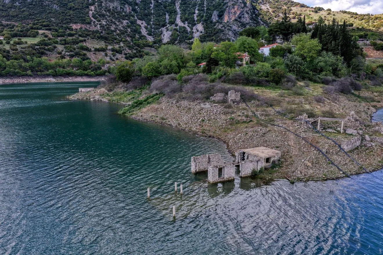 Ανέβηκε ξανά η στάθμη του Μόρνου – “Βύθισε” το χωριό Κάλλιο