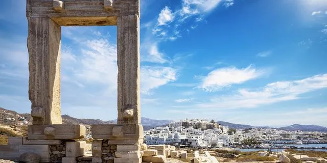 Νάξος: Τα αξιοθέατα, οι παραλίες και οι γεύσεις που κάνουν το νησί ξεχωριστό