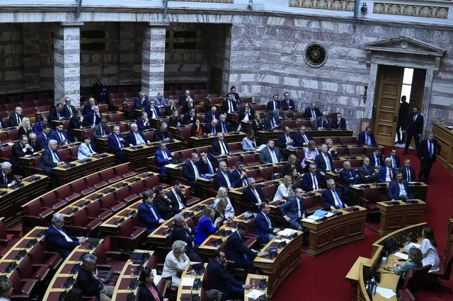 Διπλό γαλάζιο “όχι” στο “όλα στο φως”