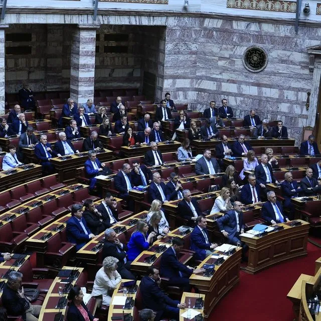 Διπλό γαλάζιο “όχι” στο “όλα στο φως”