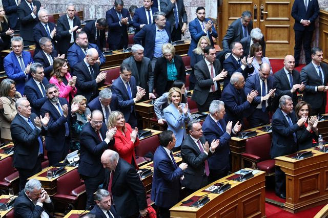 ΝΔ με ολίγον από αντάρτικο