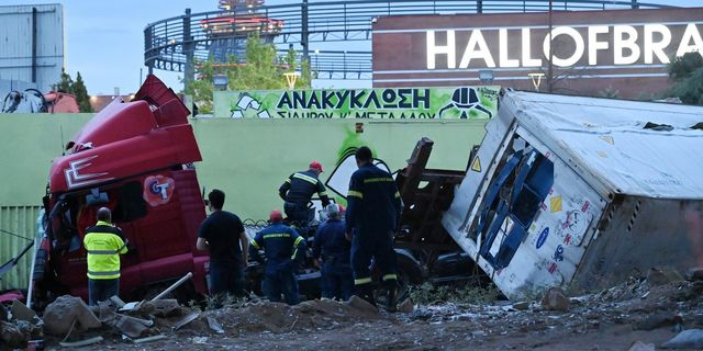 Φορτηγό έπεσε από γέφυρα στην Πέτρου Ράλλη και κατέληξε στη Θηβών – Τραυματίας ο οδηγός