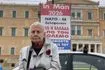 “Κάθε Πρωτομαγιά είμαι εδώ για όσους δεν μπορούν” – Η 80χρονη κυρία Όλγα με γαρύφαλλο απέναντι από τη Βουλή